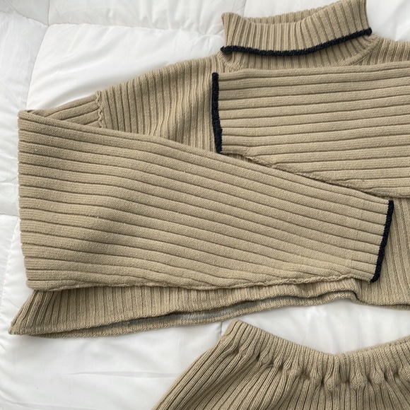 TRADED Firebird Reconstructed Cropped Wool Knit Turtleneck/ Shorts set - Picture 4 of 11